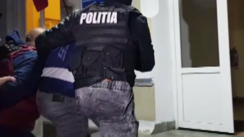 S-AU TRAS FOCURI DE ARMĂ PENTRU PRINDEREA UNOR SUSPECȚI