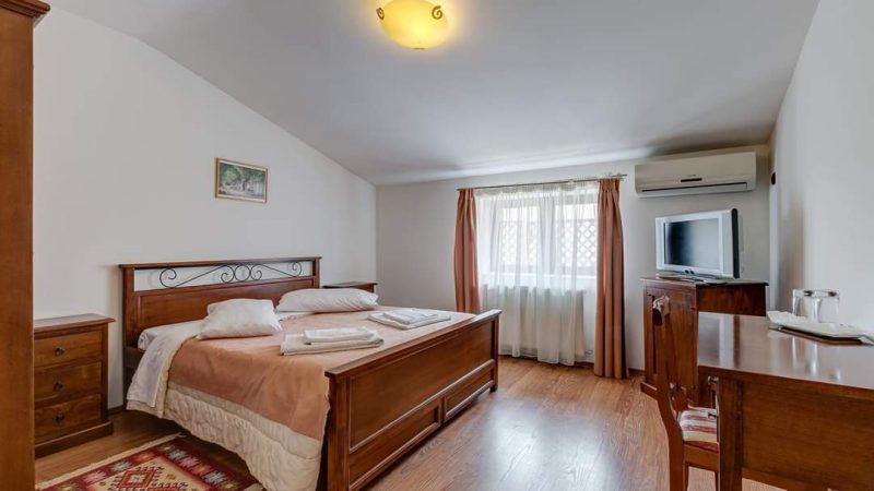 CARANTINĂ DE LUX PENTRU PESTE O SUTĂ DE DÂMBOVIȚENI VENIȚI DIN DIASPORA