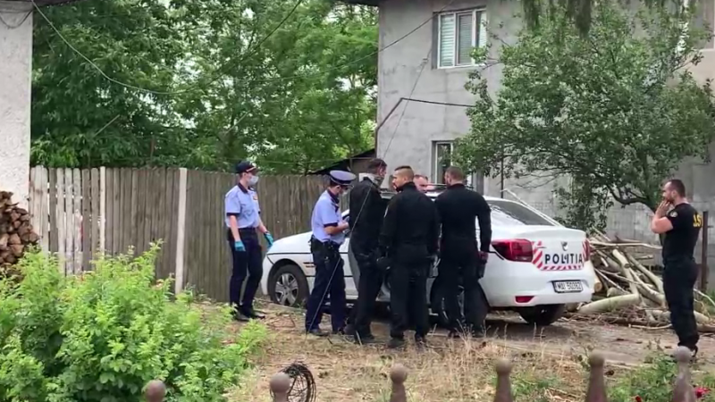 MAȘINILE POLIȚIEI, DISTRUSE SUB OCHII AGENȚILOR