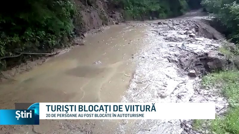 TURIŞTI BLOCAŢI DE VIITURĂ